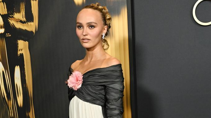 Robe En Crêpe Rouge Taille 46 - Style évasé Mi-long, Jamais Portée, Sans Marque