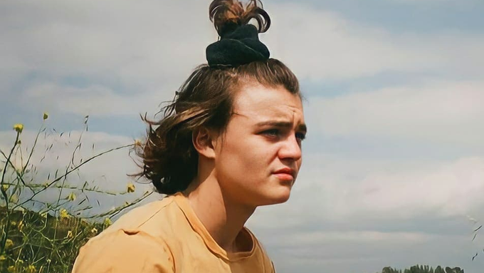 Jack Depp, le fils de Johnny Depp et Vanessa Paradis, prend la pose en pleine nature. (Posté le 25 avril 2021.)