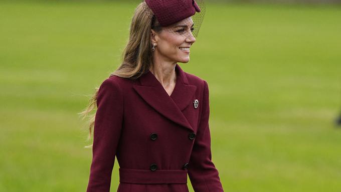 Divine en rouge bordeaux, Kate Middleton accueille le couple Trump sur ...