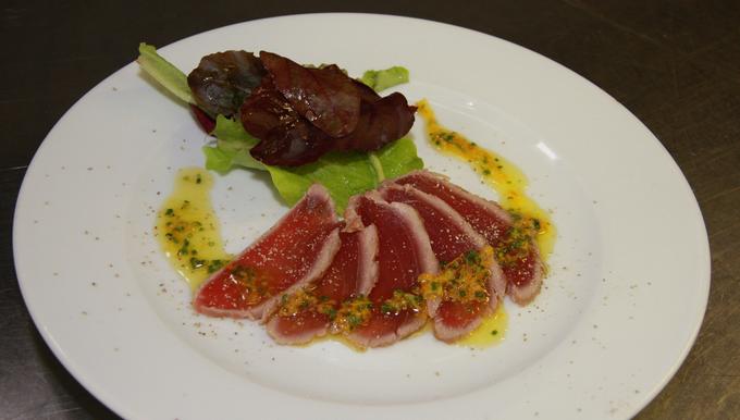 Carpaccio de thon mi-cuit aux agrumes, jus acidulé au Noilly Prat