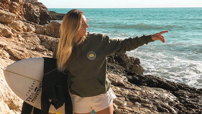 Marta Dávila Mateu portant le hood Railay Kaki
