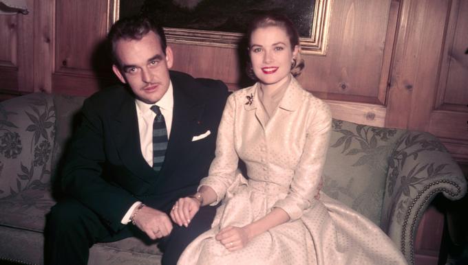 Le prince Rainier et Grace Kelly prennent la pose ensemble après l'annonce de leurs fiançailles. (Le 5 janvier 1956.)