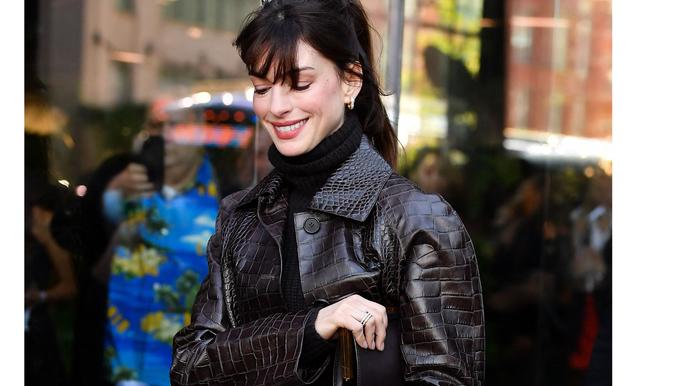 Anne Hathaway Le Diable S Habille En Prada Anne Hathaway rejoue le Diable s'habille en Prada au côté d'Anna