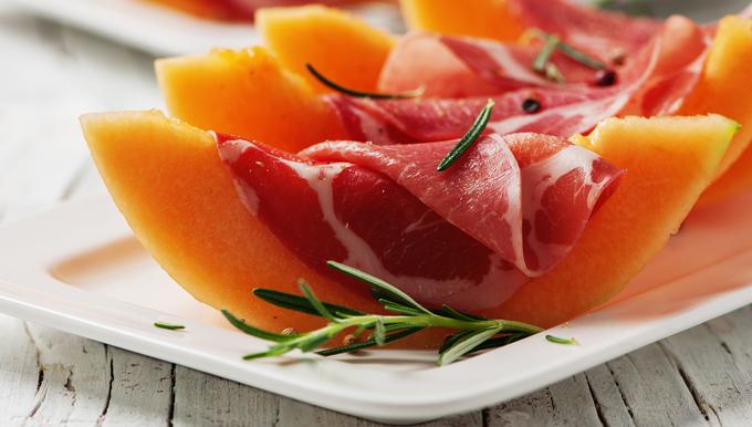 Melon enrubanné au jambon de Parme
