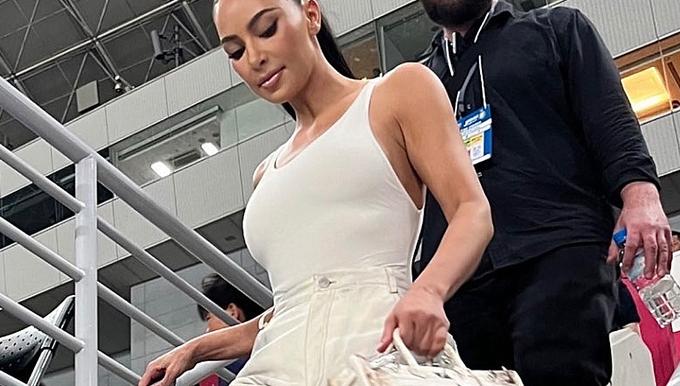 Kim Kardashian degaine son Birkin Himalaya sac le plus cher du monde pour aller a un match de foot