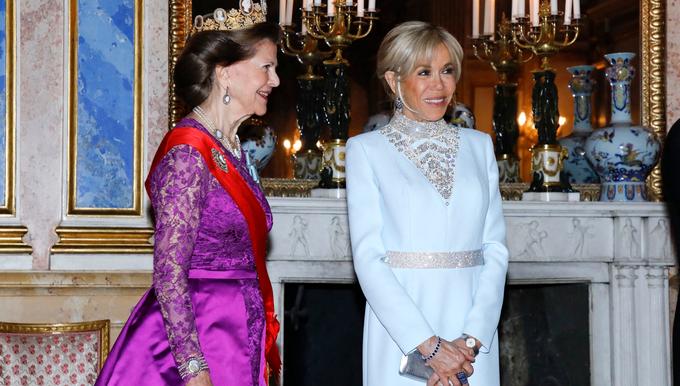 En Suède, la longue robe bleu ciel à strass Louis Vuitton de Brigitte