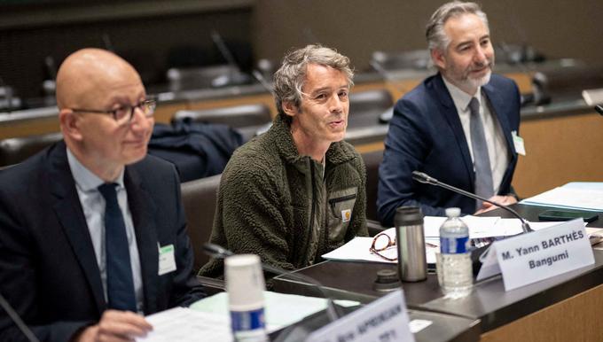 Le look d'adolescent de Yann Barthès, en polaire pour son audition à  l'Assemblée nationale