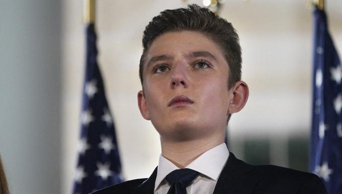 À l'ombre d'un géant : Barron Trump, 2,01m et 18 ans, déjà plus grand que  ses parents