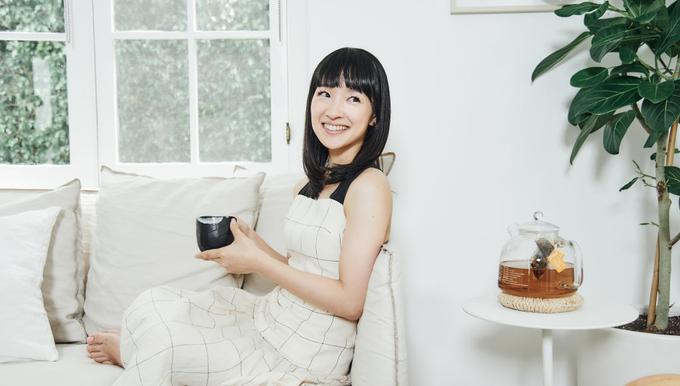 Marie Kondo, la papesse du rangement, prône également des gestes plus durables au quotidien.