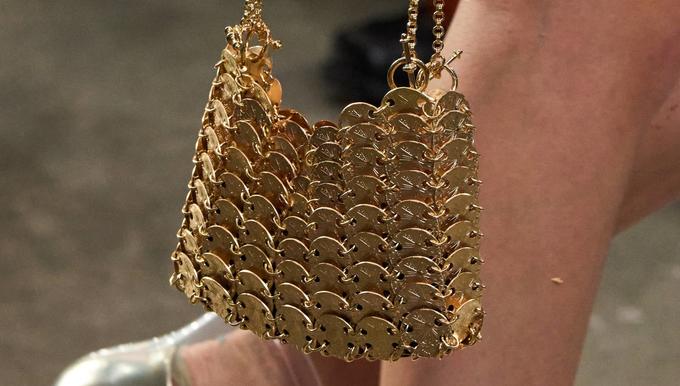 Rabanne dévoile le sac «le plus cher du monde» lors de son défilé à Paris