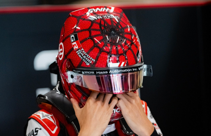 Formule 1 : Esteban Ocon dévoile un casque Spider-Man... et rencontre l’acteur Tom Holland, qui incarne le super-héros