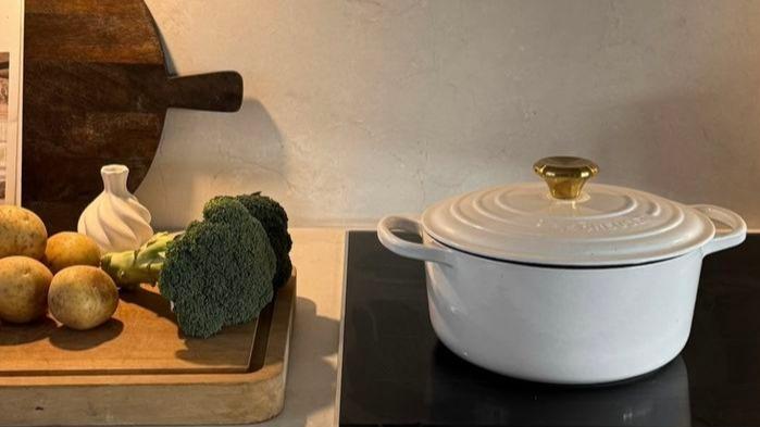 Vendue à moins de 30 €, cette cocotte en fonte rappelle un modèle iconique bien plus cher