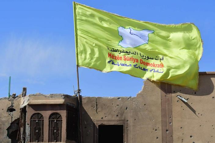 A Baghouz samedi 23 mars. On peut lire sur ce drapeau : «Forces démocratiques syriennes».