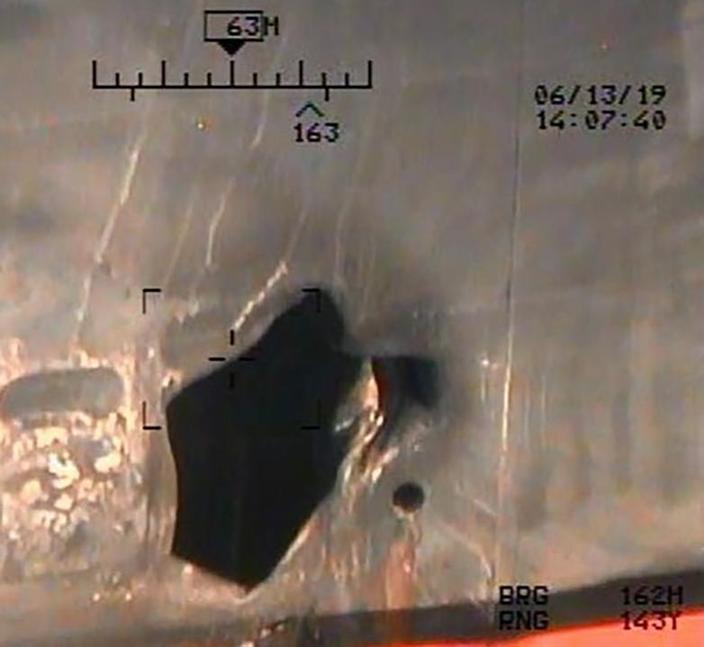 La cavité provoquée par une autre mine sur la coque d'un pétrolier
