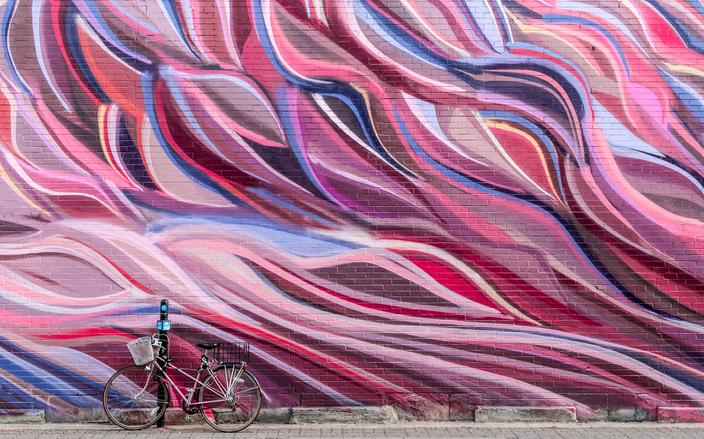 Un parcours en ligne permet de découvrir les fresques murales disséminées un peu partout dans la ville.