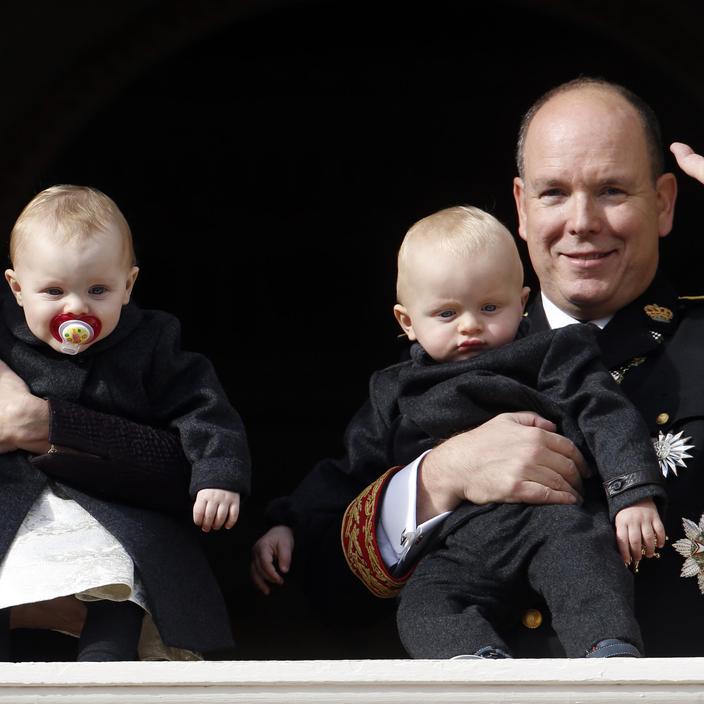 La Carte De Vœux De La Famille De Monaco Ce Dessin Qui En Dit Long Sur L Etat De Sante De Charlene