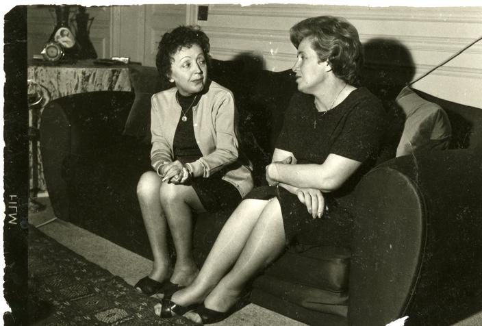 Edith Piaf, photos personnelles inédites - photo 7 Sur le canapé chez les Lamboukas, Edith Piaf en conversation avec sa belle-mère avec qui elle s’entendait très bien.