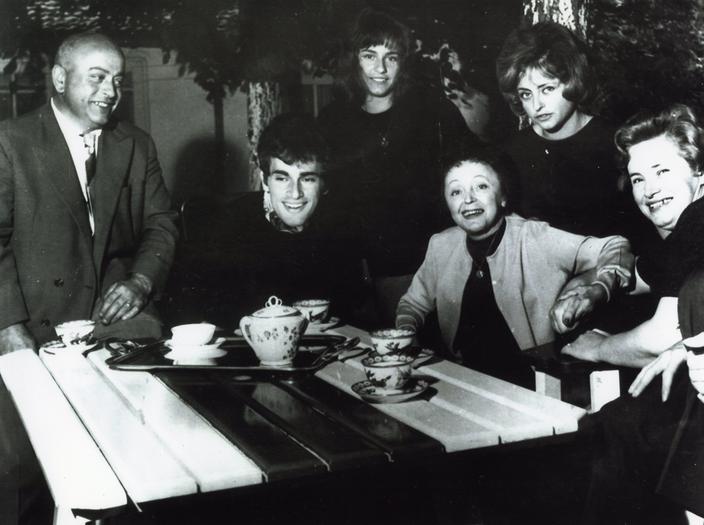 Edith Piaf, photos personnelles inédites - photo 8 Edith Piaf prenant le thé un dimanche chez les Lamboukas.