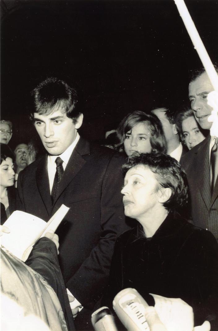 Edith Piaf, photos personnelles inédites - photo 9 Mariage de Théo Sarapo et d’Edith Piaf avec juste derrière la petite soeur de Théo, Catherine Danglas Lamboukas.