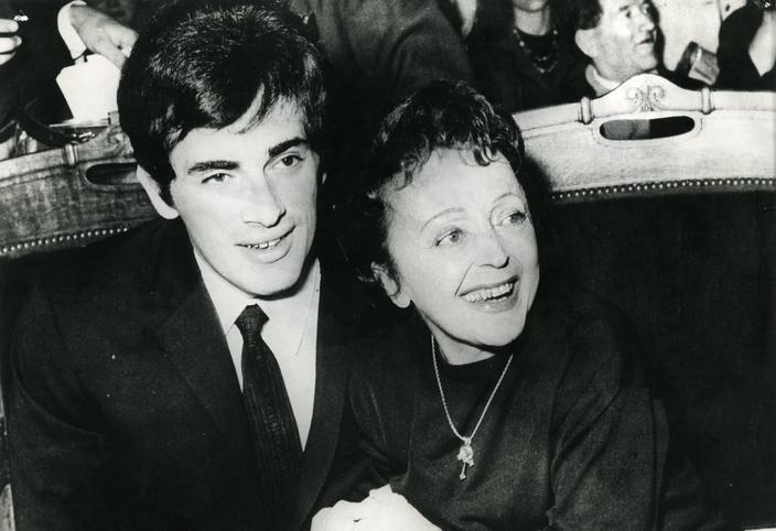 Edith Piaf, photos personnelles inédites - photo 2 Avec le chanteur Théo Sarapo. De dix-neuf ans son cadet, il a été son dernier grand amour. Ils ont vécu ensemble deux ans jusqu’à la mort de la chanteuse le 10 octobre 1963.