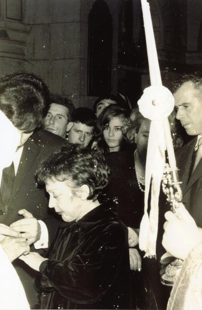 Edith Piaf, photos personnelles inédites - photo 3 Mariage d’Edith Piaf avec Théo Sarapo à l’église orthodoxe grecque Saint-Stéphane dans l’ouest parisien, le 9 octobre 1962.