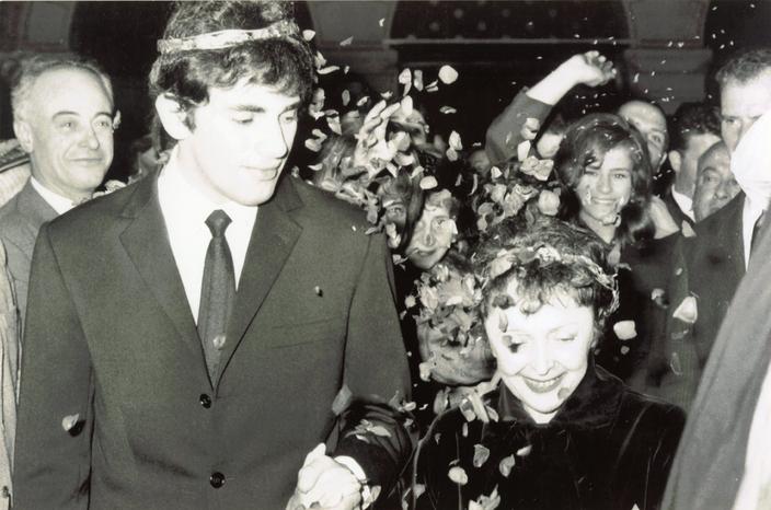 Edith Piaf, photos personnelles inédites - photo 1 Théo Sarapo et Edith Piaf, tout juste mariés sortent de l’église orthodoxe grecque. Derrière (à droite), la petite sœur de Théo, Catherine Danglas Lamboukas jette des pétales de fleurs sur Edith.