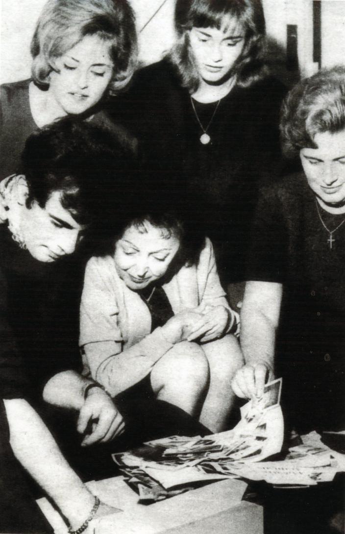 Edith Piaf, photos personnelles inédites - photo 5 Edith Piaf adorait les Lamboukas, la famille de son mari Théo. Ici avec sa belle-mère et ses deux belles soeurs Catherine (à droite derrière) et Christie (à gauche).