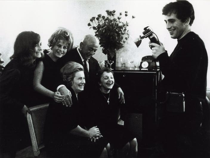 Edith Piaf, photos personnelles inédites - photo 6 Tous les dimanches , Edith se rendait dans sa belle-famille. Ici elle pose avec les parents et les sœurs de Théo. Sur cette séance photo face à son cher Théo, elle éclate de rire et tient tendrement la main de sa belle-mère.
