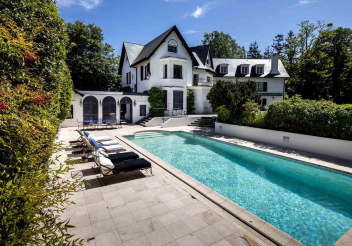 Elle aura mis 7 ans ! Laeticia Hallyday a enfin vendu la maison de Johnny à  Marnes-la-Coquette