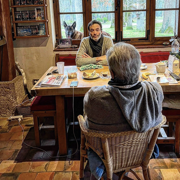 PHOTO - Alain Delon : sa petite-fille Liv hiberne à Douchy, Loubo son  fidèle chien blotti auprès d'elle