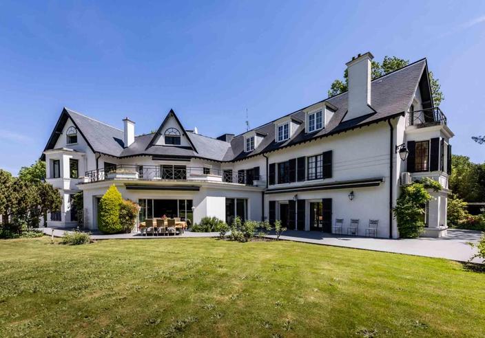 Elle aura mis 7 ans ! Laeticia Hallyday a enfin vendu la maison de Johnny à  Marnes-la-Coquette