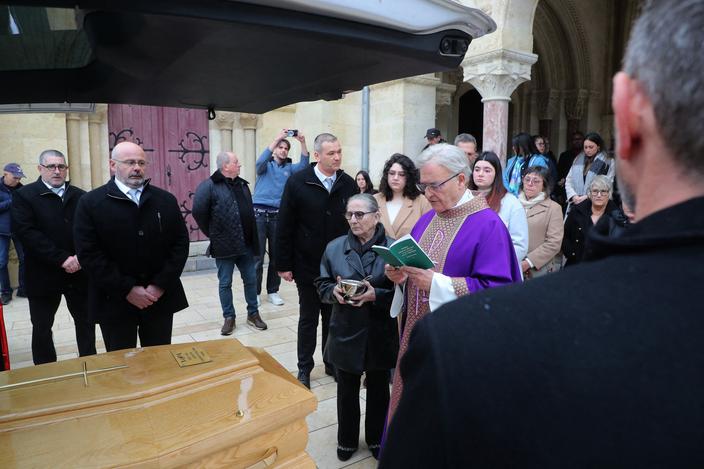 PHOTOS – Obsèques de Maïté : ses petites filles Perrine et Camille ...