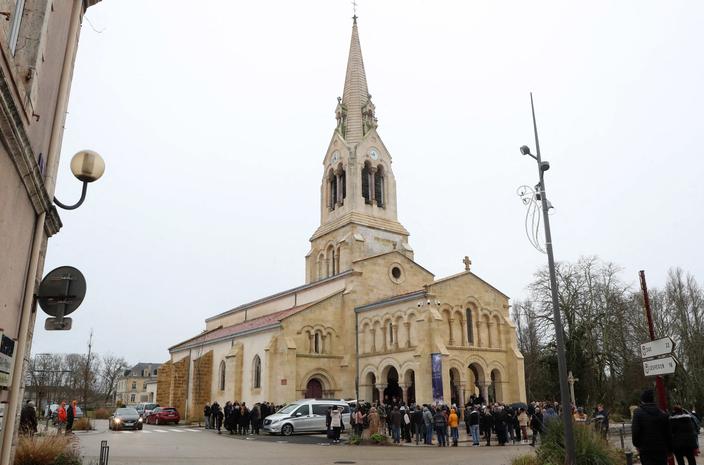 PHOTOS – Obsèques de Maïté : ses petites filles Perrine et Camille ...