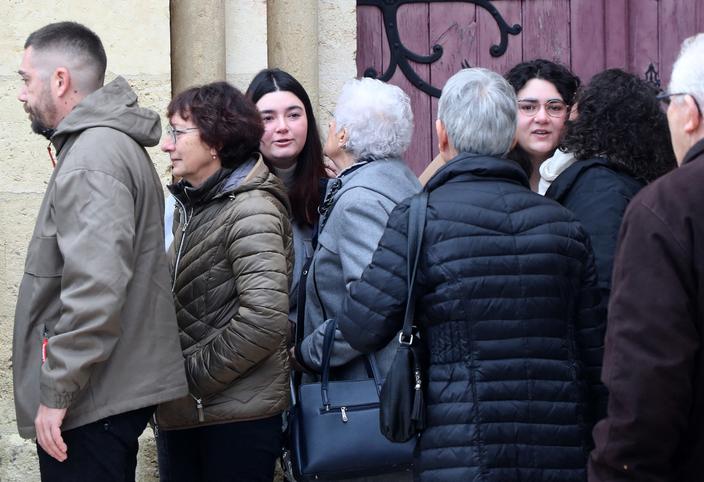 PHOTOS – Obsèques de Maïté : ses petites filles Perrine et Camille ...