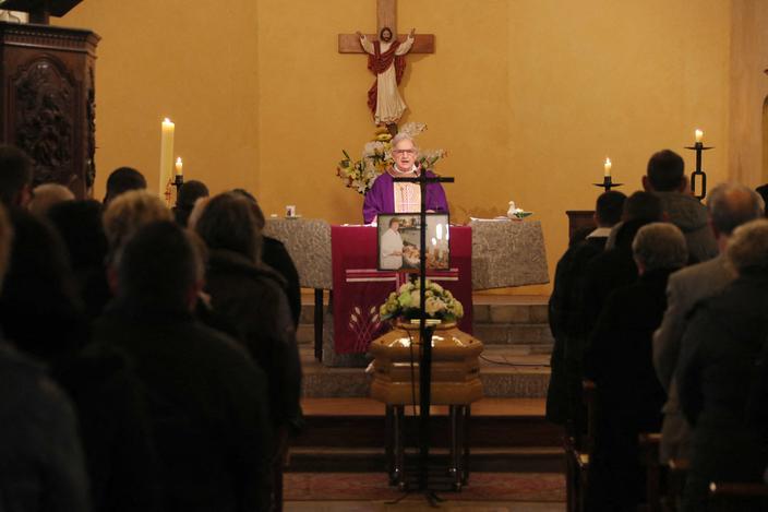 PHOTOS – Obsèques de Maïté : ses petites filles Perrine et Camille ...