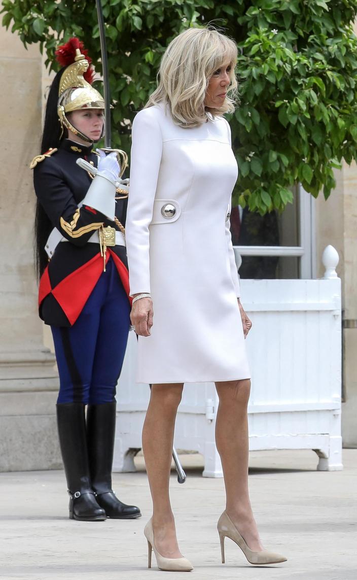 PHOTOS Les Plus Belles Mini jupes Et Mini robes De Brigitte Macron photos-les-plus-belles-mini-jupes-et-mini-robes-de-brigitte-macron