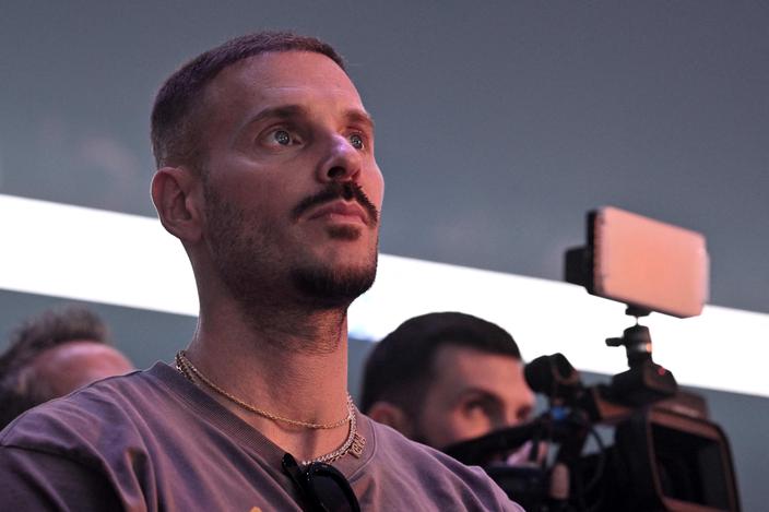 M.Pokora touchant sur son rôle de beau-papa : “C'est différent parce que…”