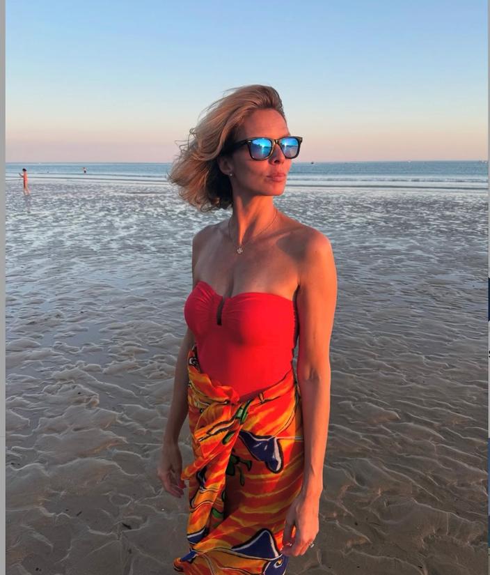 Josiane Balasko se dévoile en maillot de bain à 75 ans : un vent de  fraîcheur et d'authenticité salué par les internautes !