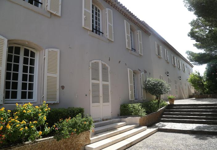 Brigitte et Emmanuel Macron : murs épais, petites fenêtres… Leur refuge à Brégançon  n'a rien d'une villa de luxe