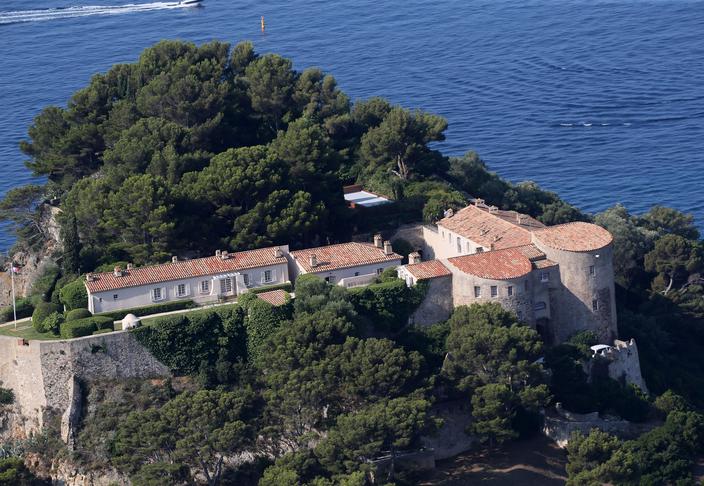 Brigitte et Emmanuel Macron : murs épais, petites fenêtres… Leur refuge à Brégançon  n'a rien d'une villa de luxe