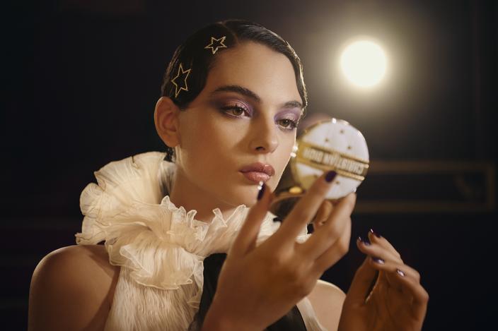 Les Coulisses De La Campagne Dior Beaut De No l 2025 Avec Deva Cassel les-coulisses-de-la-campagne-dior-beaut-de-no-l-2025-avec-deva-cassel