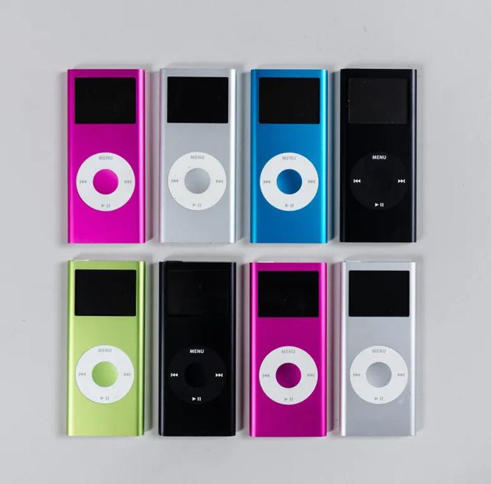 Du 2 au 8 juillet prochain, Sotheby’s Paris dispersera en ligne plus de 200 iPod du couturier allemand.