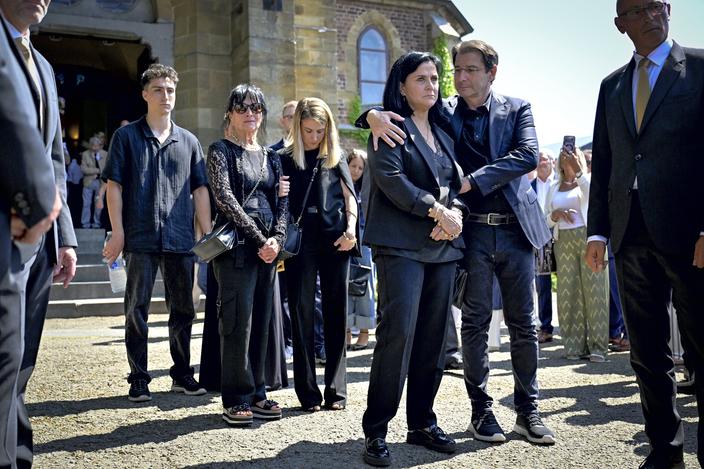 Obsèques de Frank Michael : bouleversée, sa fille Sandra au premier rang  pour un adieu déchirant