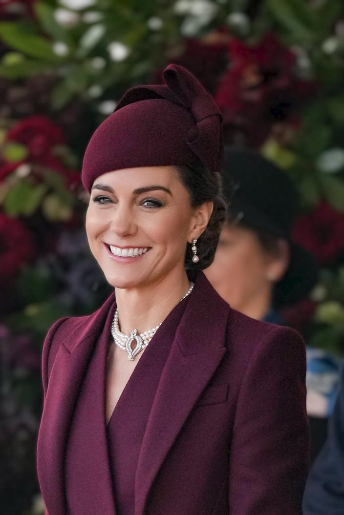 Kate Middleton flamboyante en total look monochrome rouge… La princesse ...