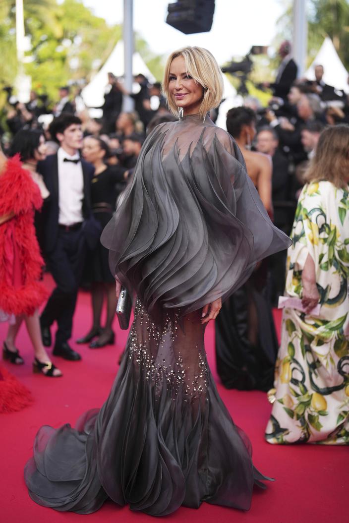 Adriana Karembeu, 53 ans, fait forte impression à Cannes : elle troque ses boucles pour un mini carré