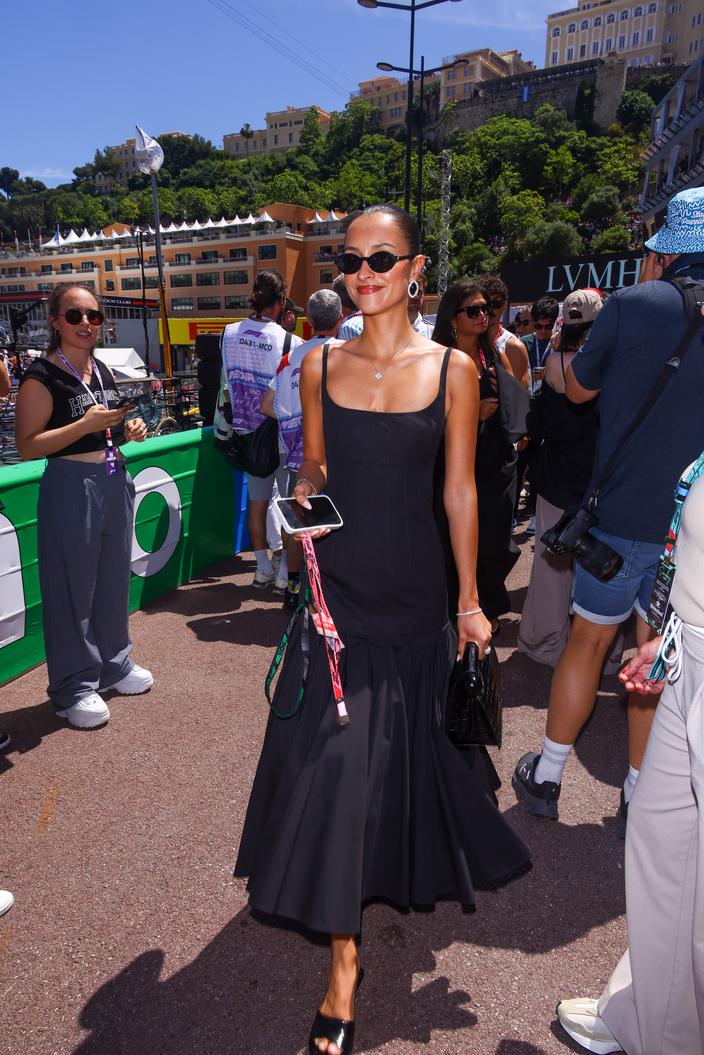 En robe noire et mules, personne n'est aussi chic qu'Alexandra Saint Mleux  au Grand Prix de Monaco