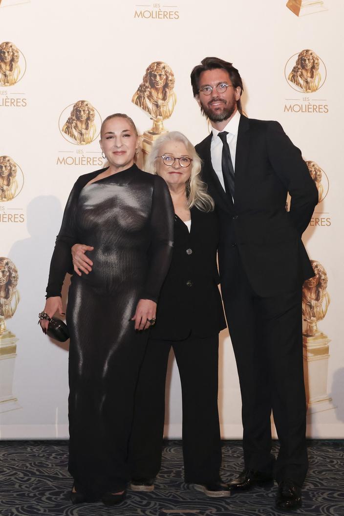 Aux Molières, Marilou Berry fait sensation aux côtés de sa mère Josiane  Balasko, dans une robe trompe-l'œil Jean Paul Gaultier illustrant un corps  nu