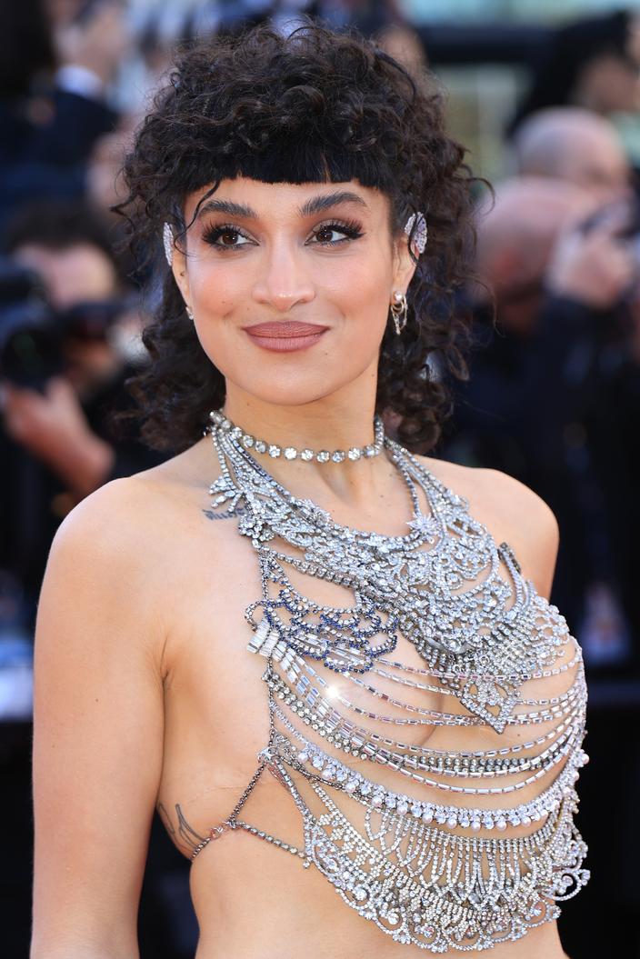Mini-frange et plastron bijoux : Camélia Jordana brille de mille feux à Cannes