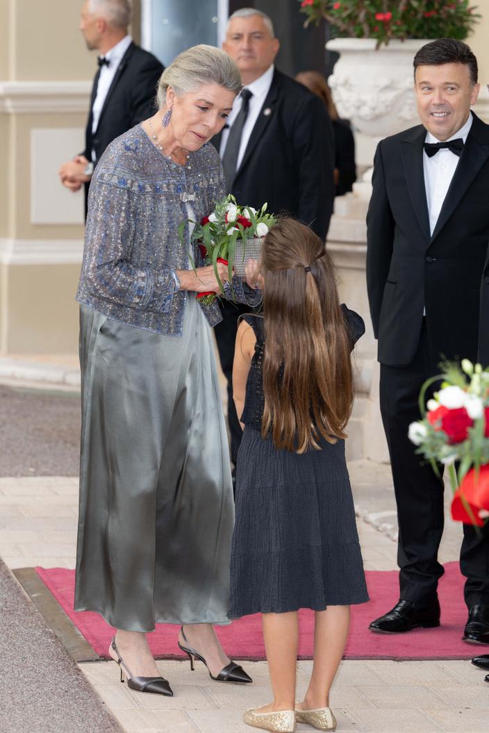En robe argentée et en gilet transparent Armani déjà vu dans un célèbre ...