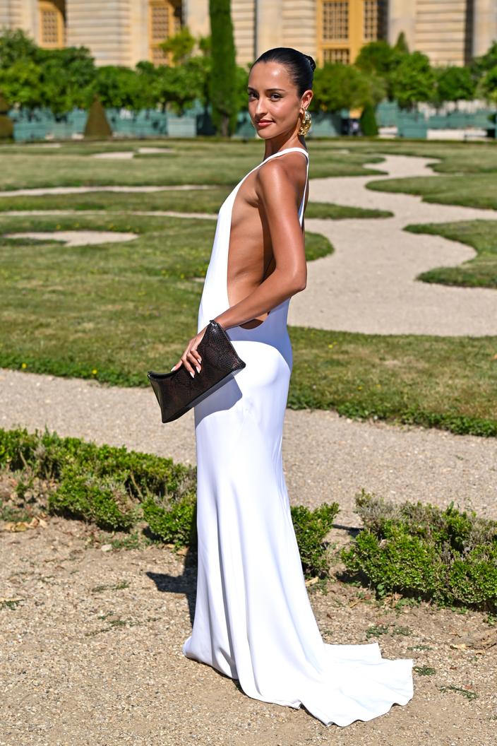 Alexandra Saint Mleux et son dos nu vertigineux, point de mire du dfil  Jacquemus  Versailles